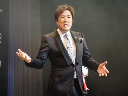 会員の前で熱い思いを語る松本守正社長